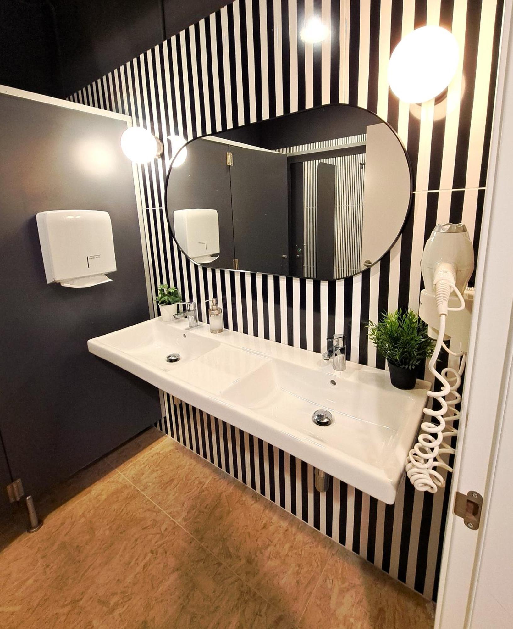 Bed & Bike Barcelona Hostel Екстериор снимка