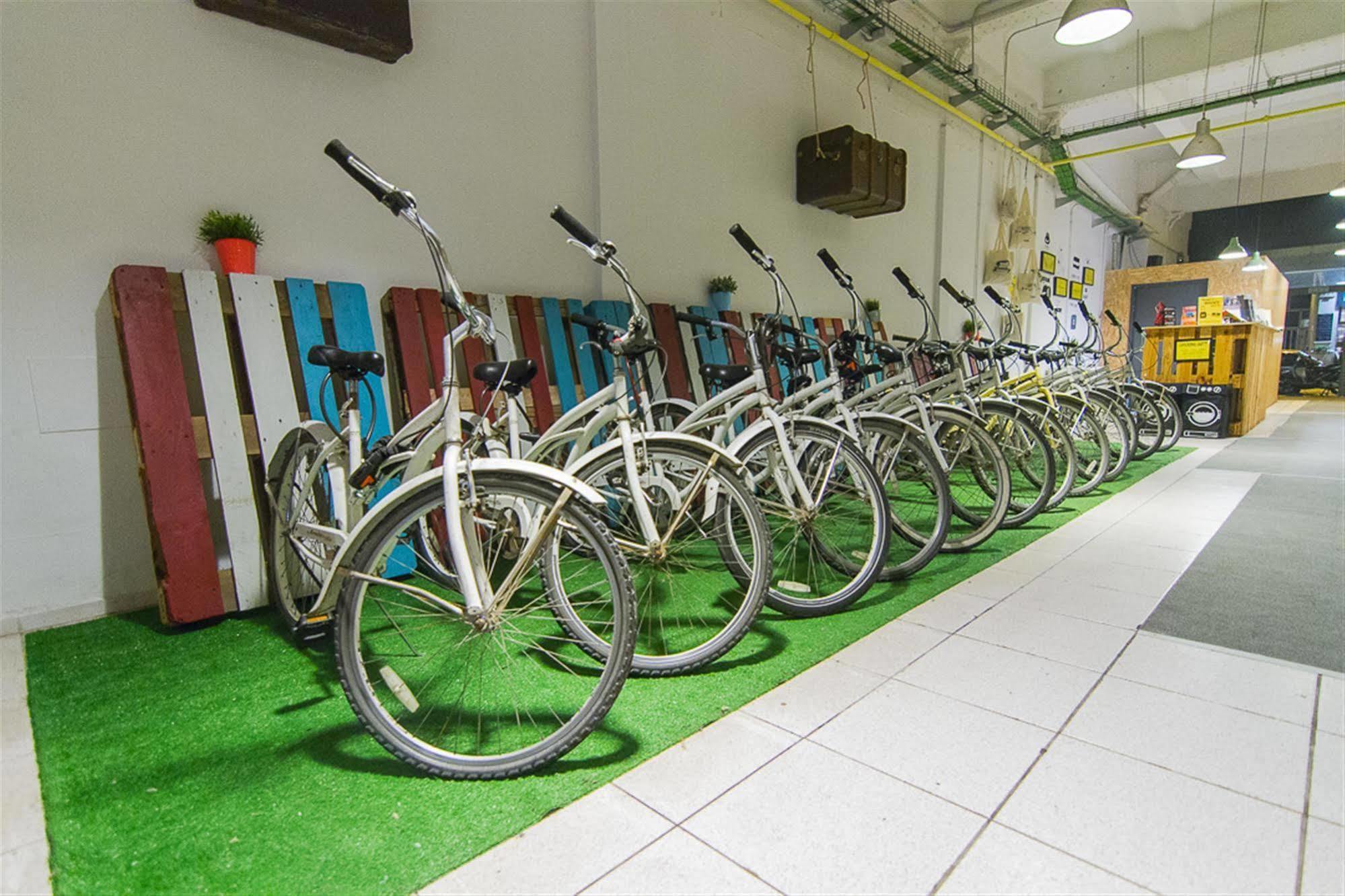 Bed & Bike Barcelona Hostel Екстериор снимка